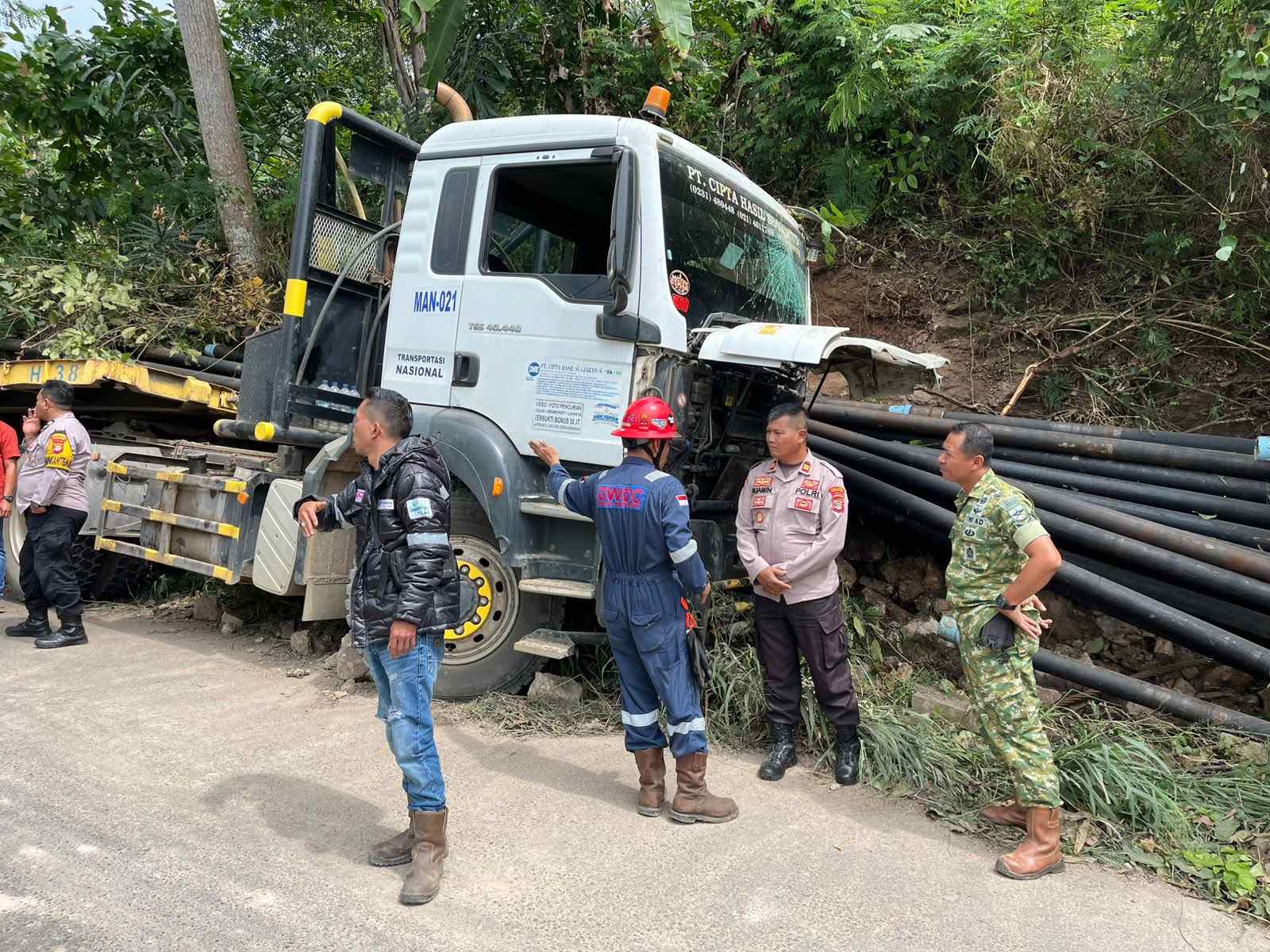 Truk Tronton Muatan Pipa Bor Tabrak Tebing di Jalur Leter S, Diduga Rem Blong 