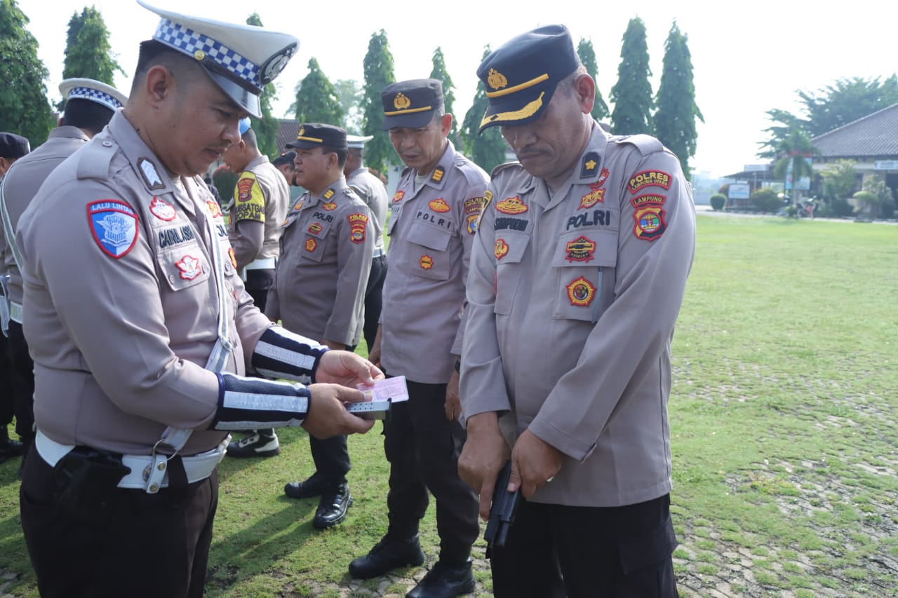 Secara Berkala, PJU Polres Lampung Utara Lakukan Pengecekan Senpi Dinas Pada Personel