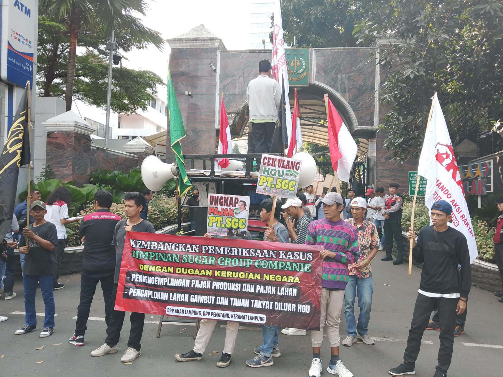 Ratusan Massa Asal Lampung Kembali Kepung Kejagung dan KPK, Desak Usut Tuntas SGC dan Skandal CSR BI
