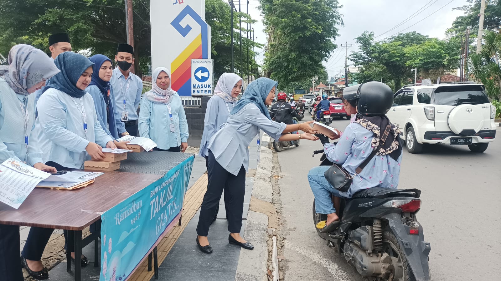 Indahnya Ramadhan, Bank Lampung Berbagi Takjil di Seluruh Kantor Operasional