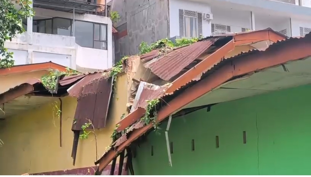 Pohon Berdiameter 120 Cm Tumbang, Dua Ruangan SDN 1 Pecoh Raya Rusak