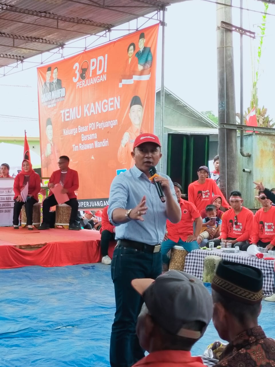 Ketua DPC PDIP Lampung Barat H. Parosil Mabsus Beri Bantuan Mobil Ambulance Untuk Pekon Hanakau