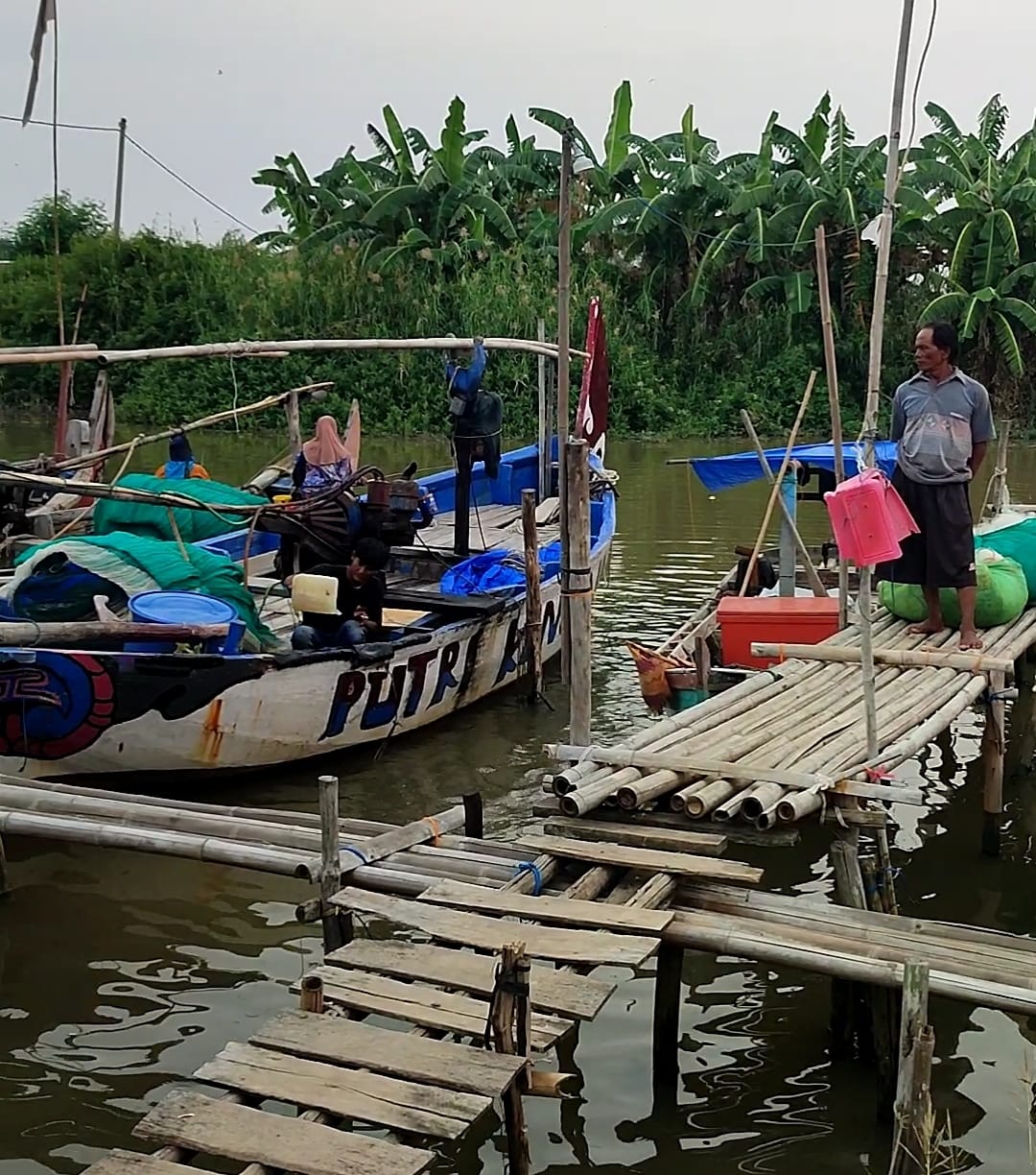 Sumur Bor Macet, Nelayan Labuhan Ratu Terpaksa Konsumsi Air Tidak Layak Konsumsi