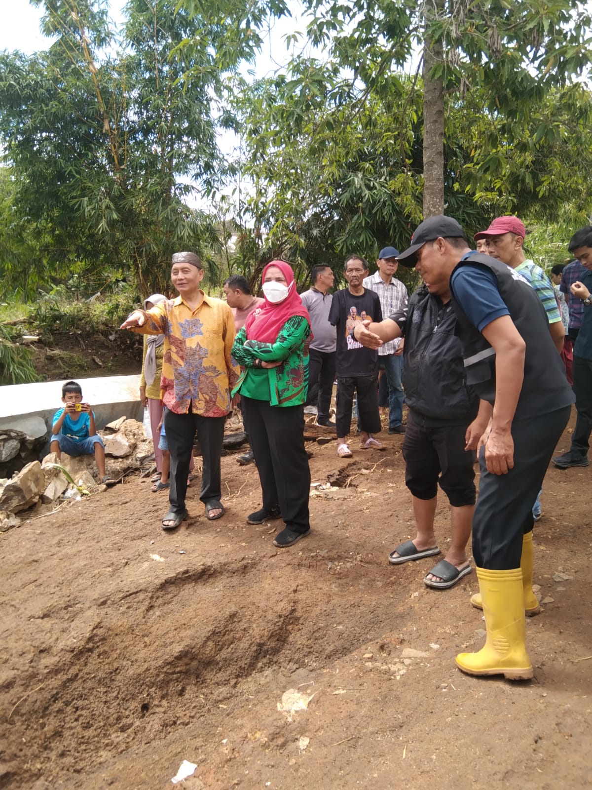 Walikota Eva Kunjungi Warga Perumahan Glora Persada yang Terdampak Banjir