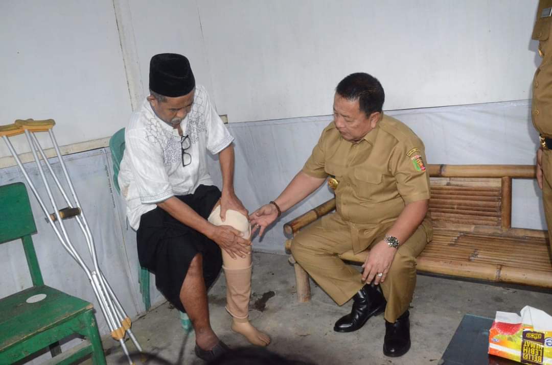 Gubernur Semangati dan Berikan Bantuan ke Penyandang Disabilitas