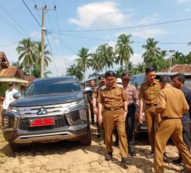 Bupati Lampura Sambangi Warga Desa Nyapah Banyu Yang Terdampak Banjir 
