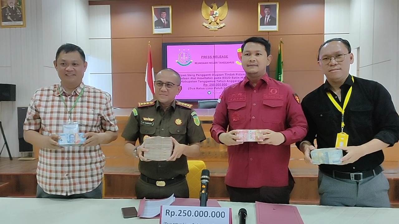M.Taufik Tersangka Korupsi CT Scan Serahkan Uang Pengganti Rp250 Juta ke Kejari Tanggamus 