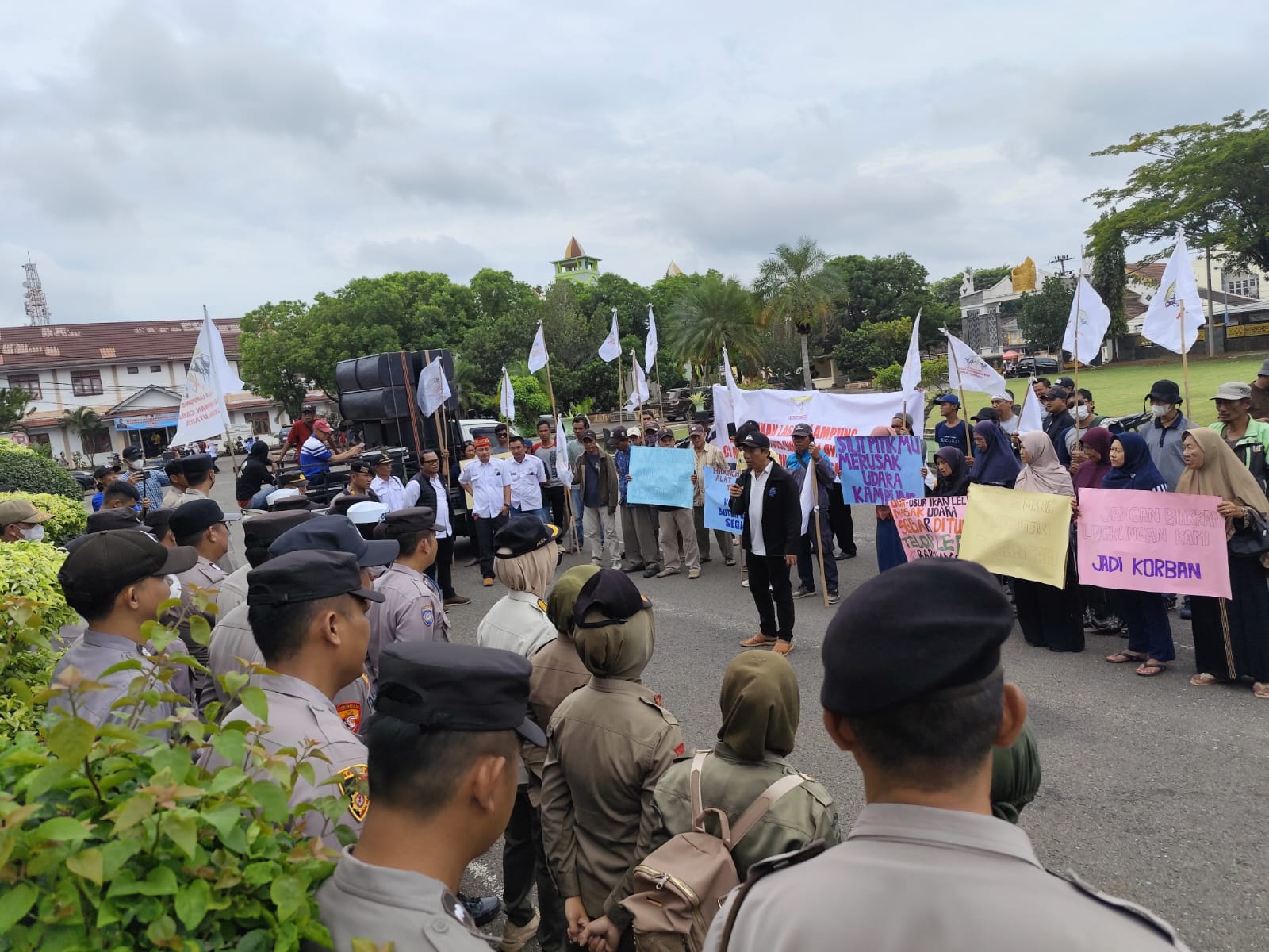 Kabag Ops Polres Lampung Utara Pimpin Pengamanan Aksi Ujuk Rasa Laskar Lampung Indonesia