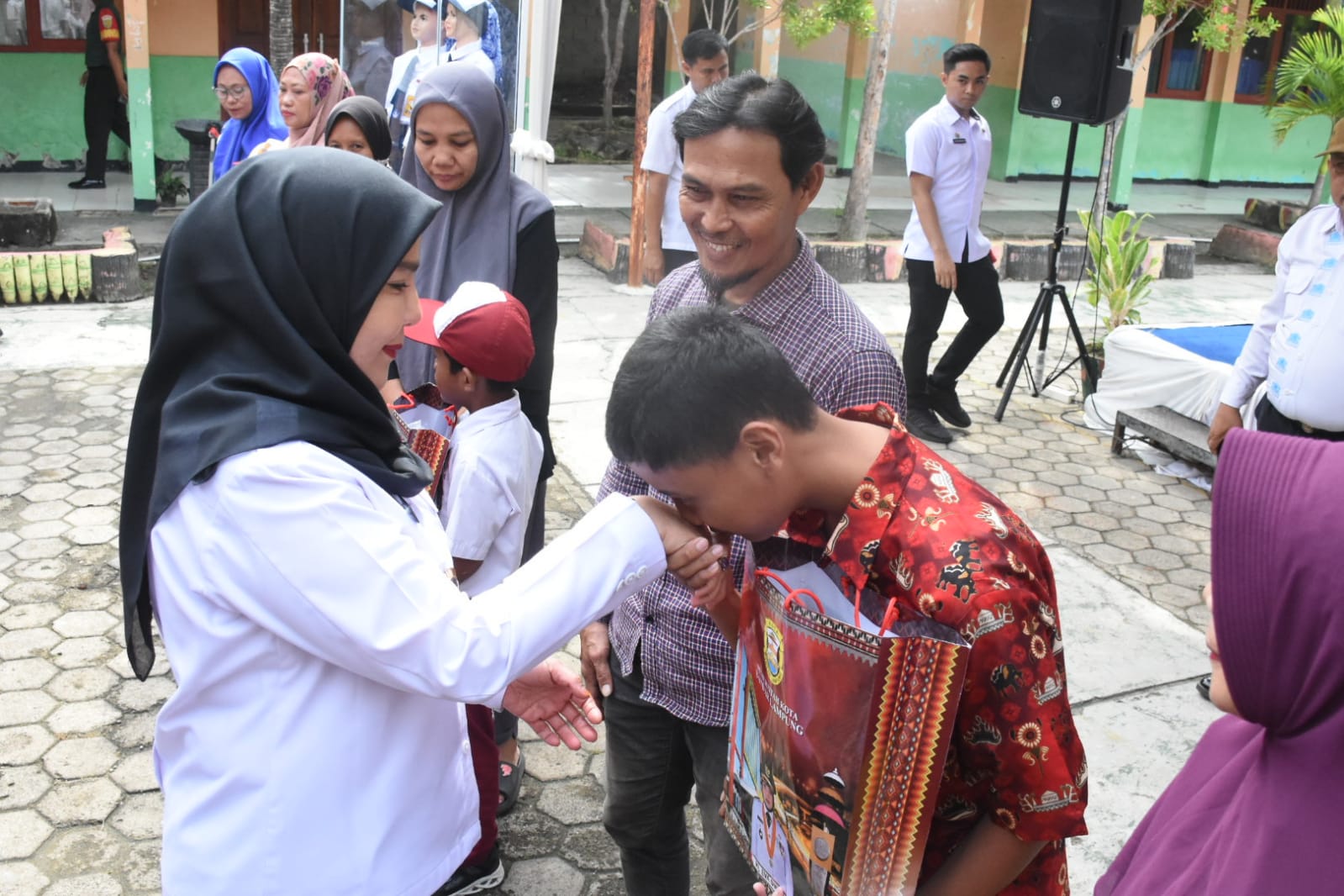 Pemkot Bandar Lampung Serahkan 18.508 Paket Perlengkapan Sekolah Kepada Siswa Biling