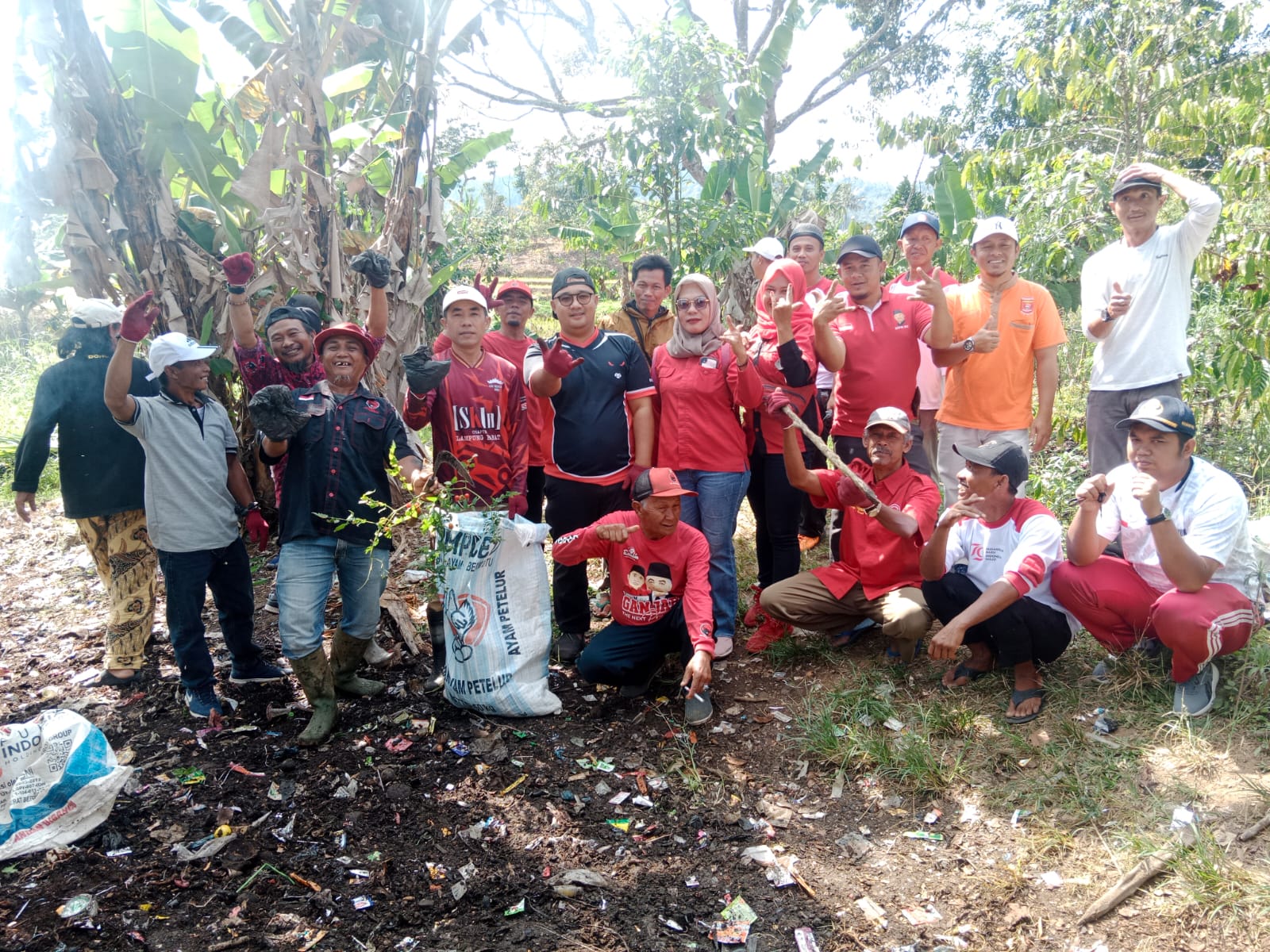 DPC PDIP Lampung Barat Gelar Gerakan Operasi Bersih Sampah