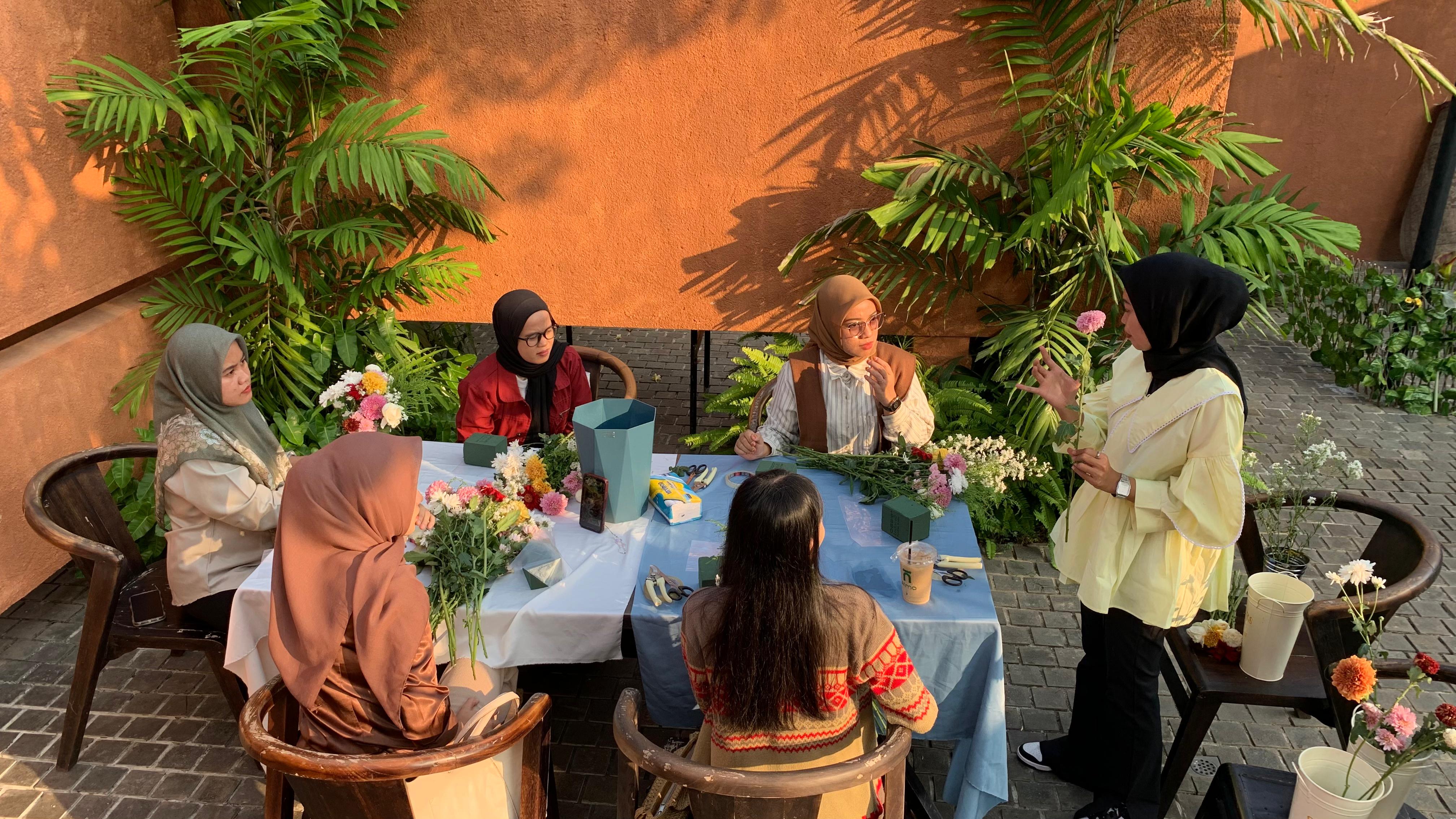 Qomi Florist Gelar Workshop Merangkai Bunga Bersama Anak Muda Bandar Lampung 