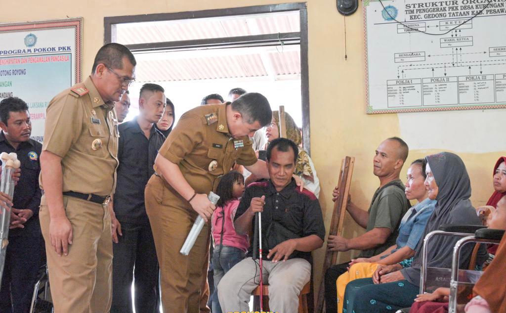 Tim Yansos Jejama dan Dinas Sosial Pemprov Lampung Serahkan Bantuan Untuk 100 Penyandang Disabilitas  