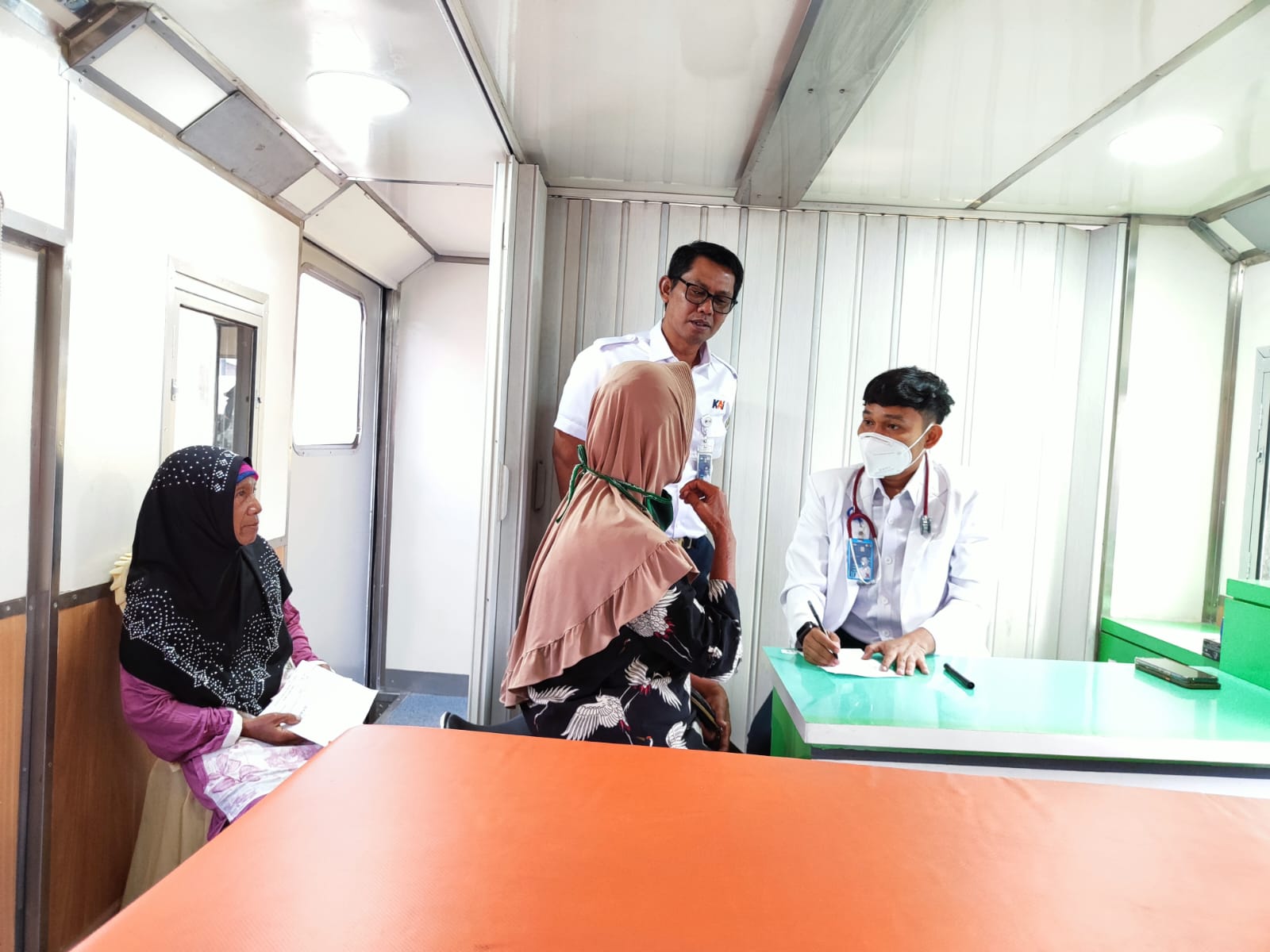 300 Lebih Masyarakat Antusias Ikuti Pengobatan Gratis Rail Clinic Bekri