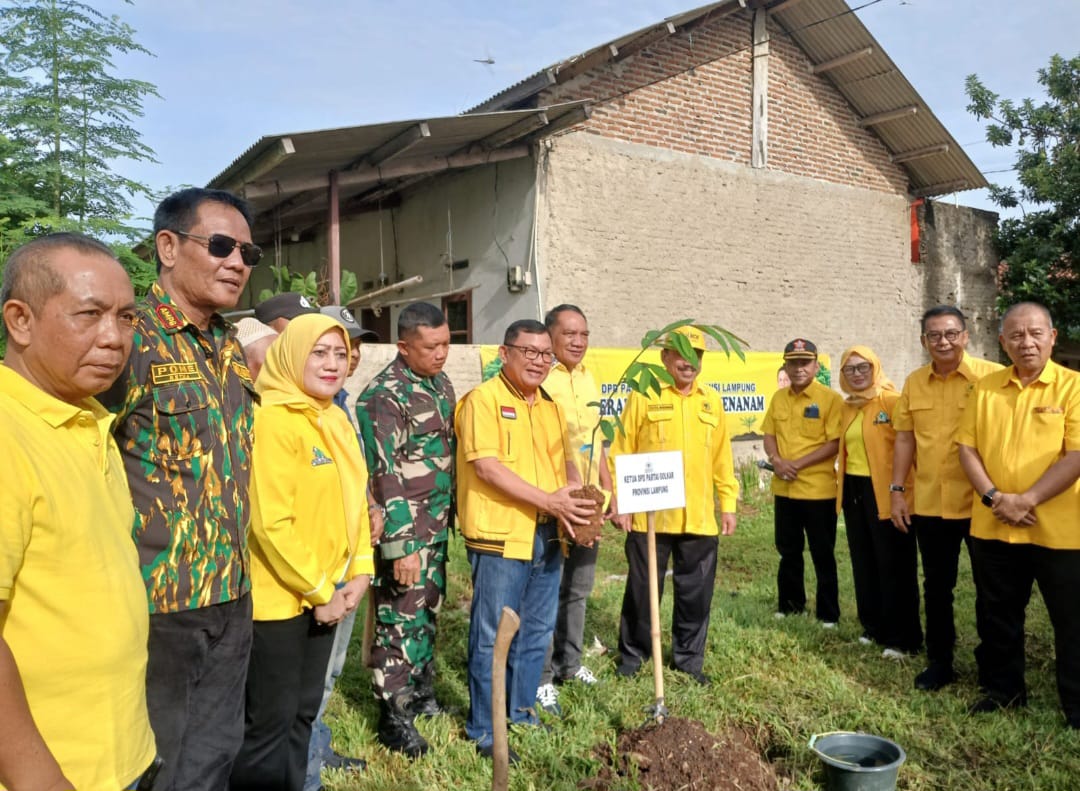 Peduli Alam, Partai Golkar Lampung Tanam Pohon Durian & Alpukat