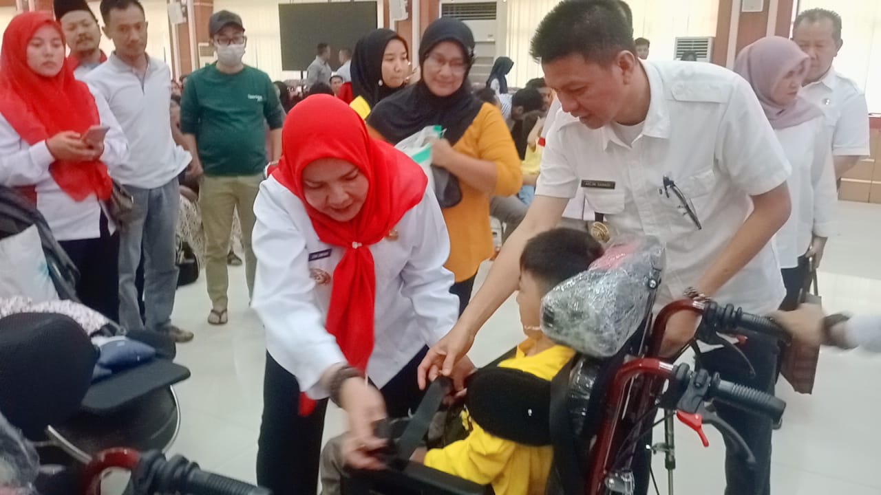 Penyerahan Bantuan Oleh Walikota Bandar Lampung Berupa Kursi Roda dan Beras Kepada Anak Penyandang Disabilitas