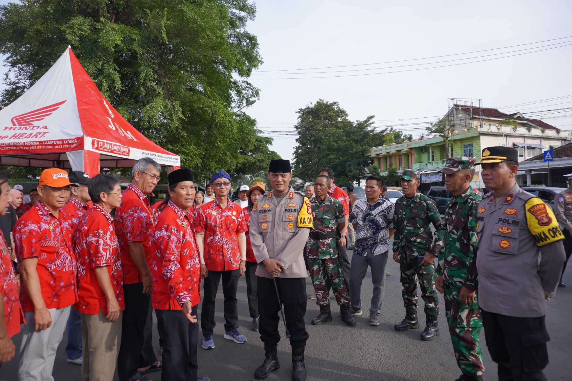 Polres dan Kodim Bersama PSMTI Lampung Utara Bagikan Takjil Kepada Warga