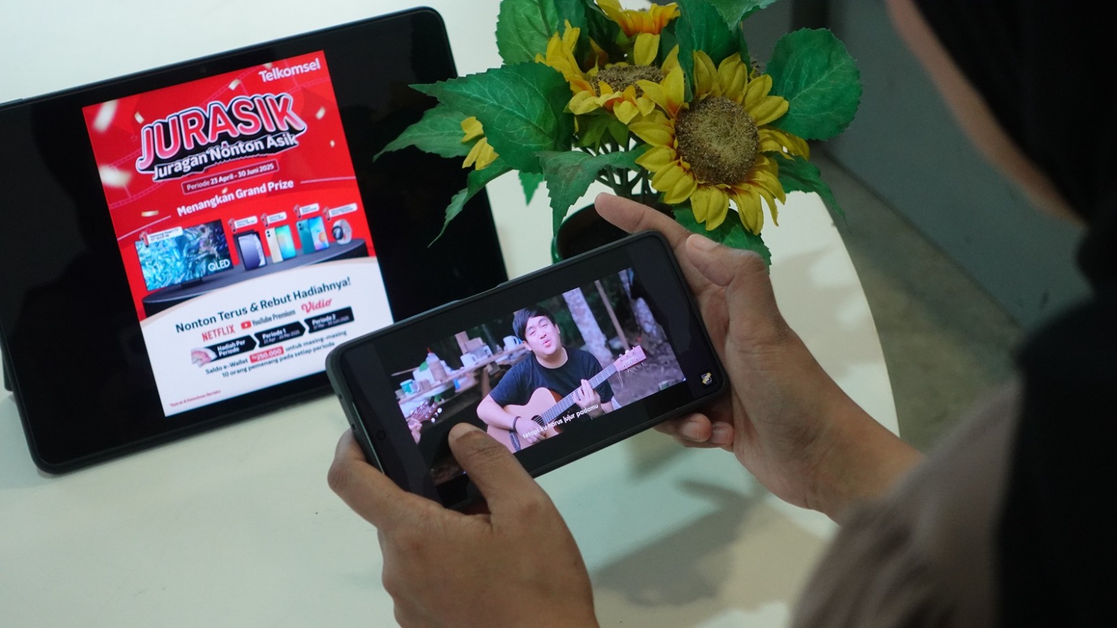 Telkomsel Hadirkan Program JURASIK – Juragan Nonton Asik