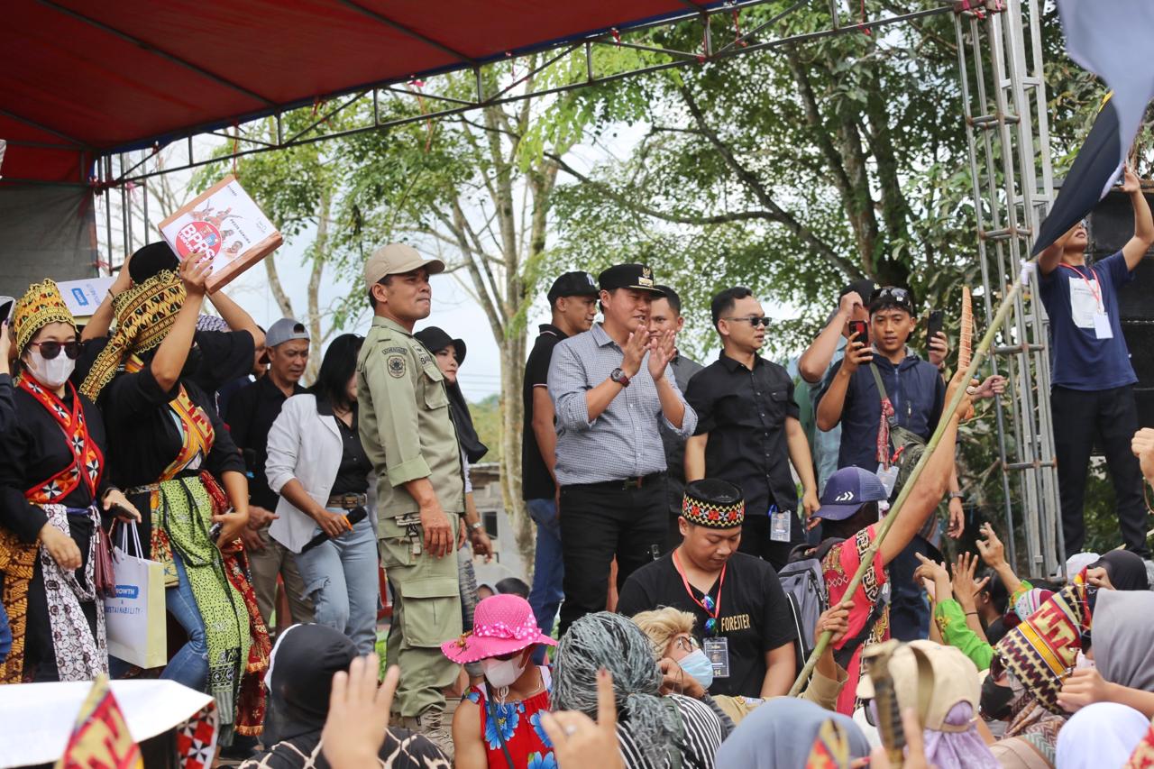 Pj Bupati Lampung Barat Rayakan Hari Raya Idul Fitri Dengan Ikuti Budaya Sekura