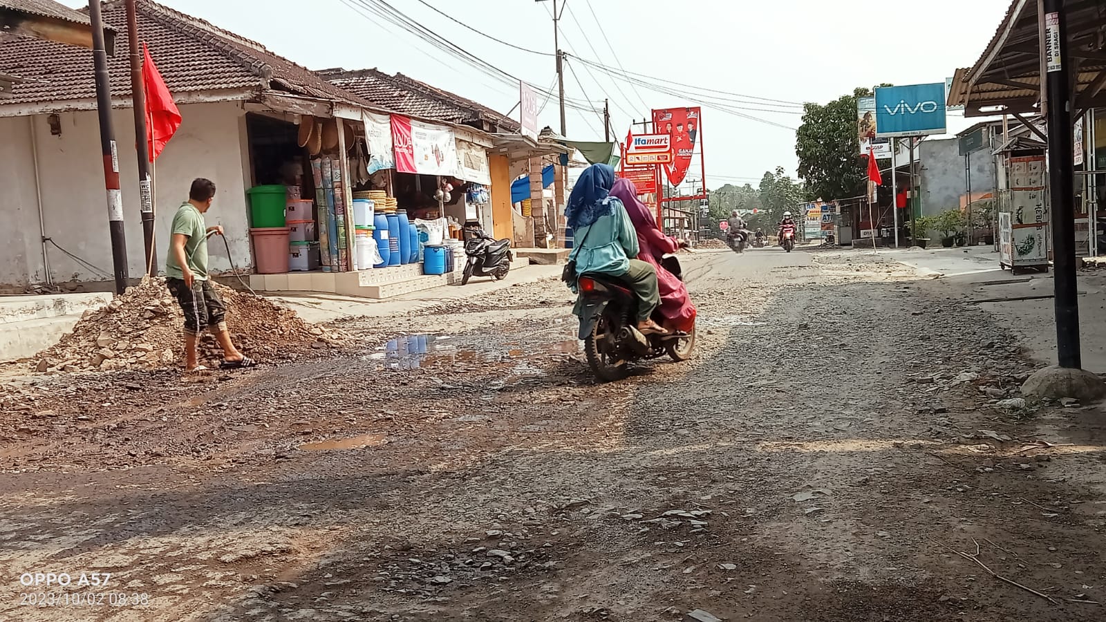 Warga Keluhkan Kondisi Jalan Poros Palas 