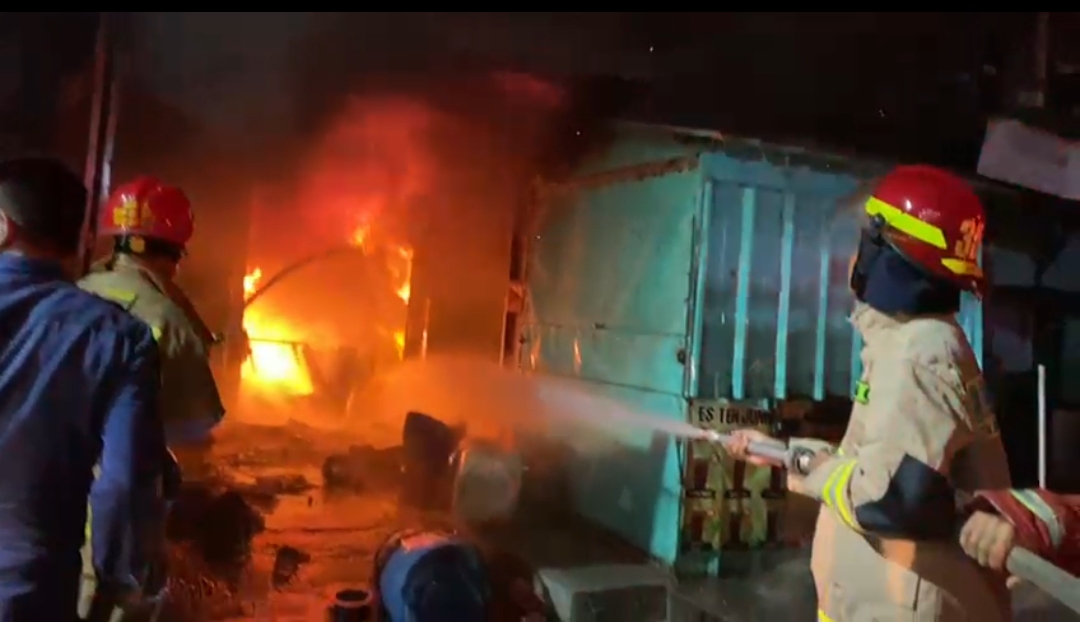 Ruko Tiga Lantai di Pasar Gudang Lelang Habis Terbakar, Kerugian Capai Rp300 Juta