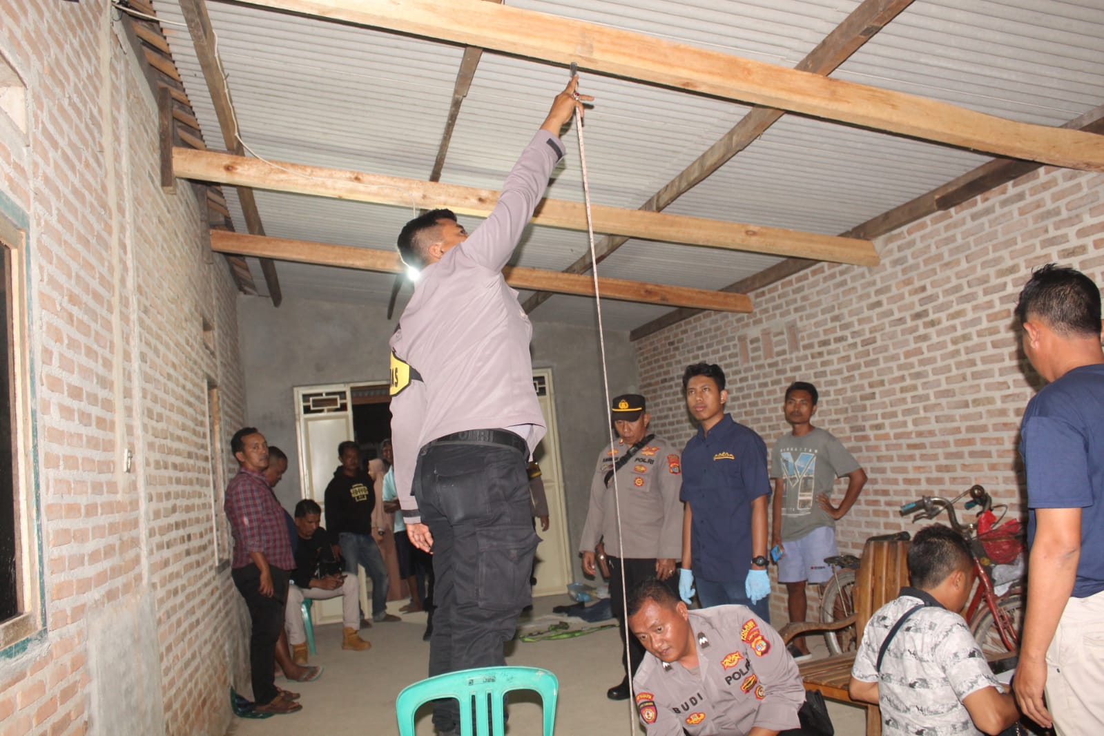 Terlilit Hutang Nekat Gantung Diri Di Garasi Rumahnya 4850