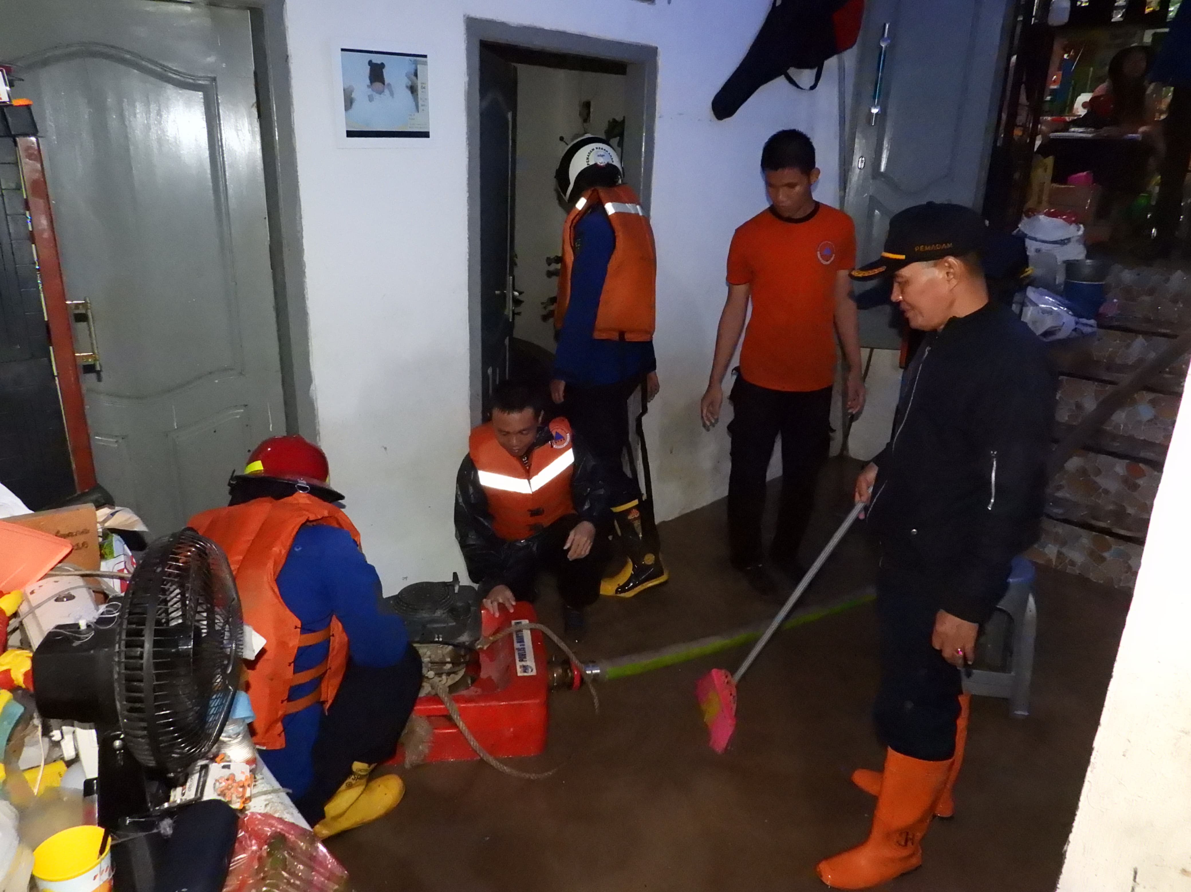 Pemkot Bandar Lampung Sigap Bantu Bersihkan Rumah dan Beri Beras serta Sembako Korban Banjir