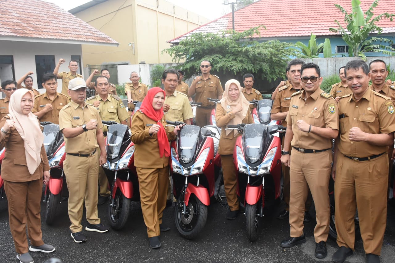 Walikota Eva Bagikan Seluruh Kepala UPT DLH Motor Lexy