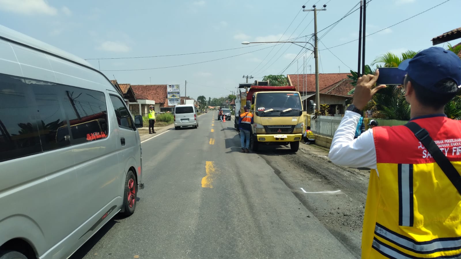 Proaktif Cegah Laka Lantas, BPJN dan Polres Lampura Laksanakan Perbaikan Jalan Rusak