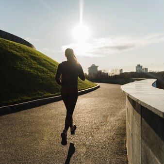 Jangan Males Lari Pagi! Ini Dia 5 Manfaat Lari Pagi Untuk Tubuh
