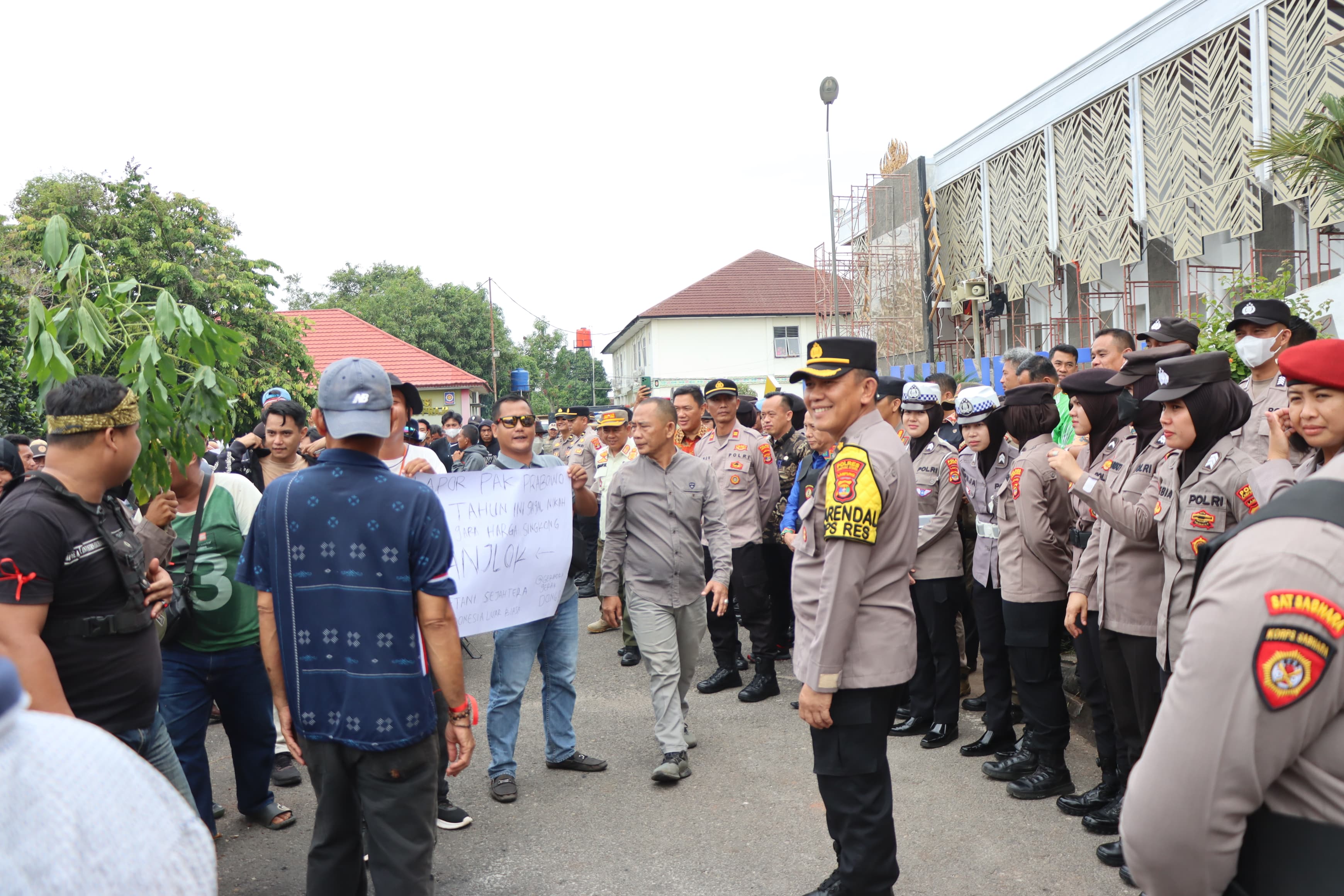 Polres lampung Utara Amankan Aksi Damai Persatuan Petani Singkong Kabupaten Lampung Utara