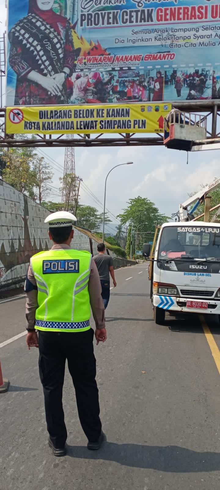    Polisi Pasang Water Barier  di Sepanjang Depan Graha Pena Lamsel 