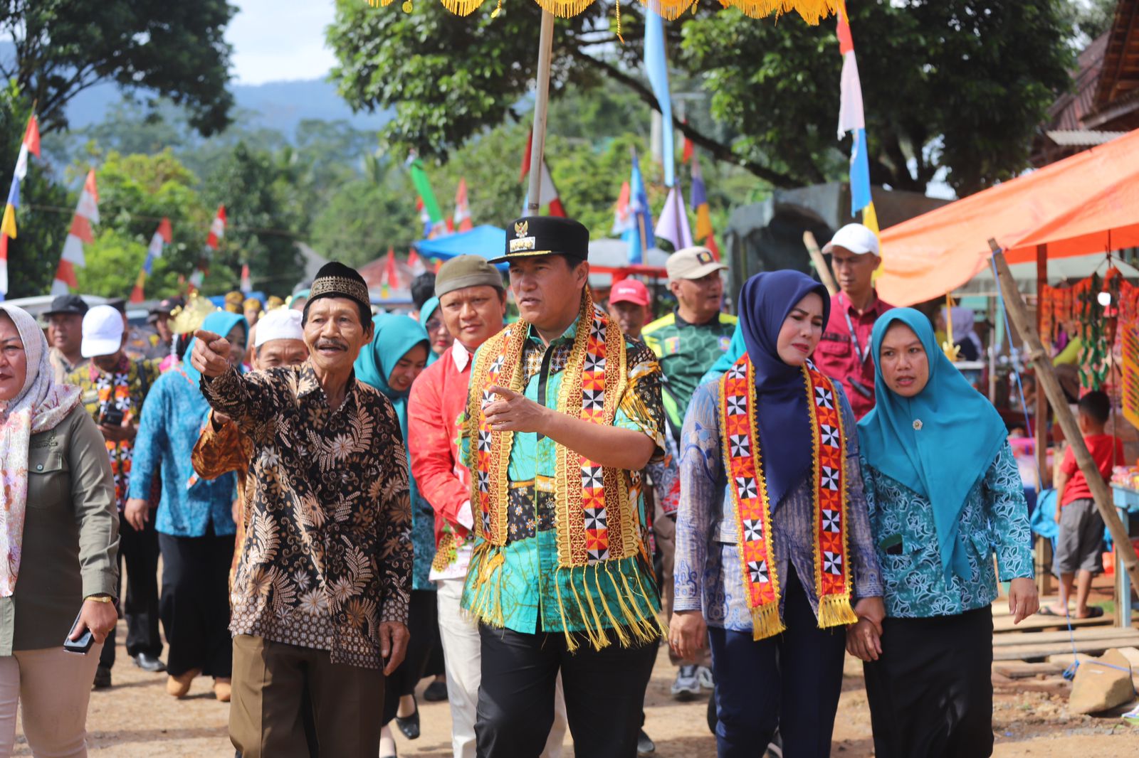 Pj. Bupati Lampung Barat bahas program prioritas pembangunan di Kecamatan Pagar Dewa. 
