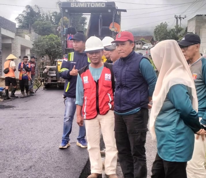 Pengaspalan Jalan Pekon Waspada Disambut Antusias Warga