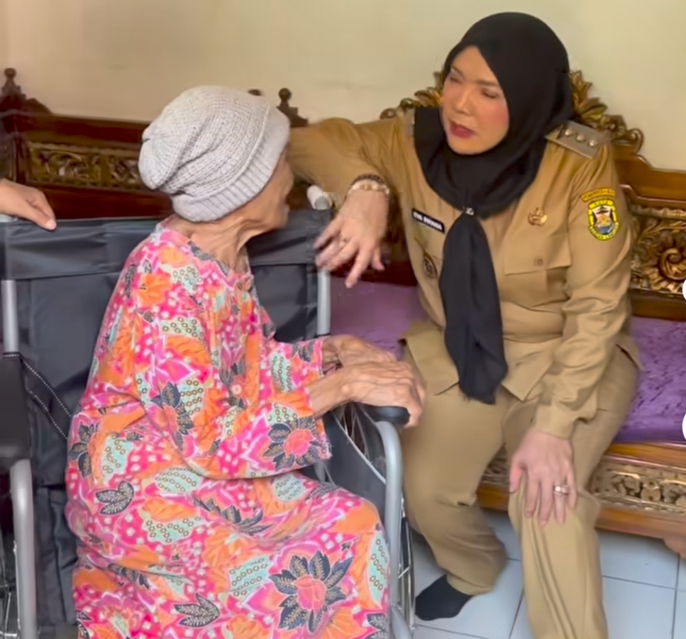 Walikota Eva Bagikan Alat Bantu Pendengaran, Tongkat Hingga Kursi Roda ke Masyarakat Bandar Lampung