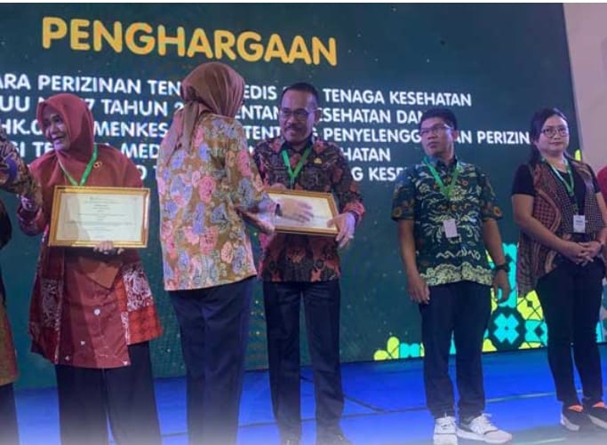 DPMPTSP Bandar Lampung Raih Penghargaan   Penyelenggara Perizinan Tenaga Medis dan Tenaga Kesehatan 