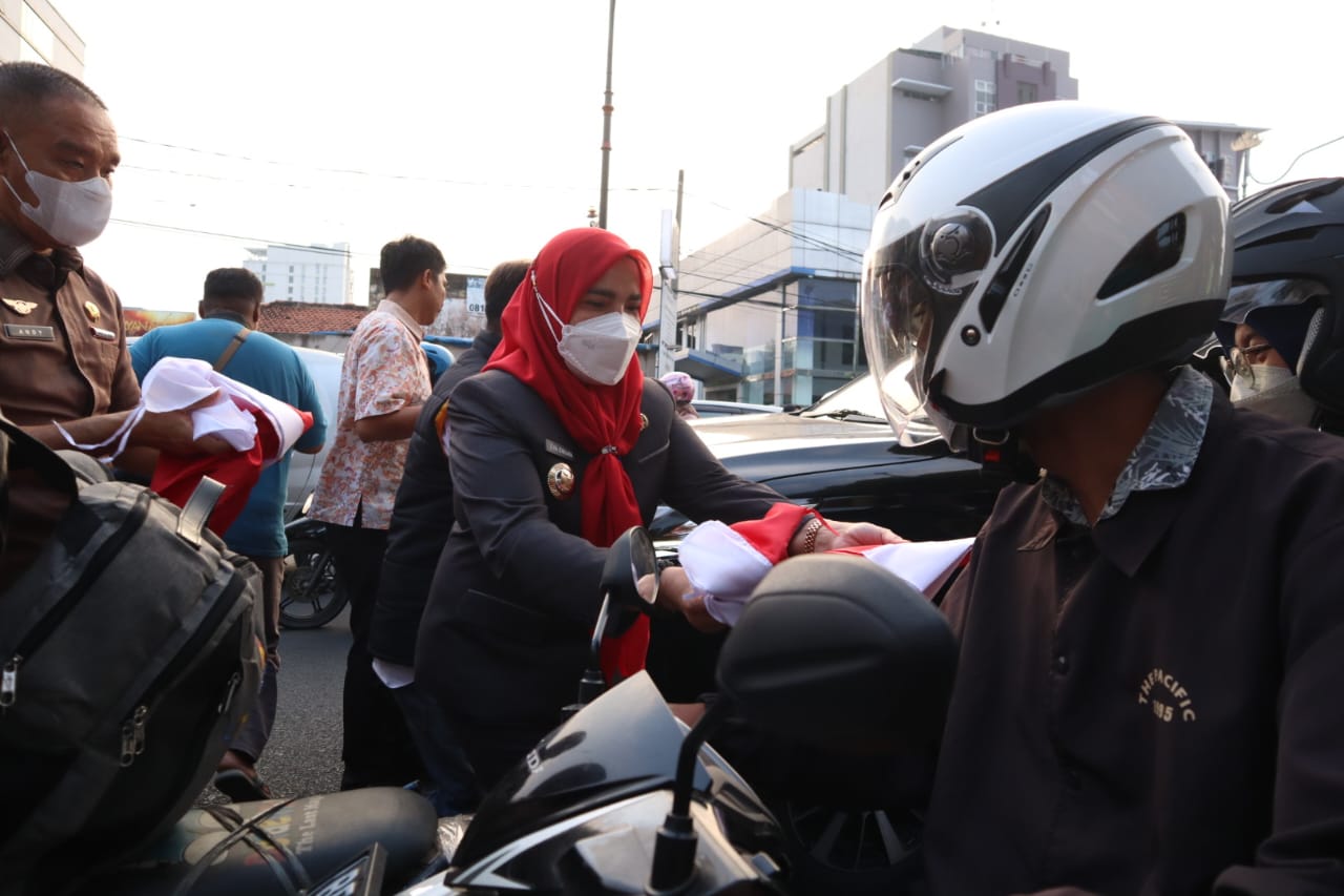 Walikota Eva Bagikan 3800 Bendera Marah Putih ke Warga Bandar Lampung