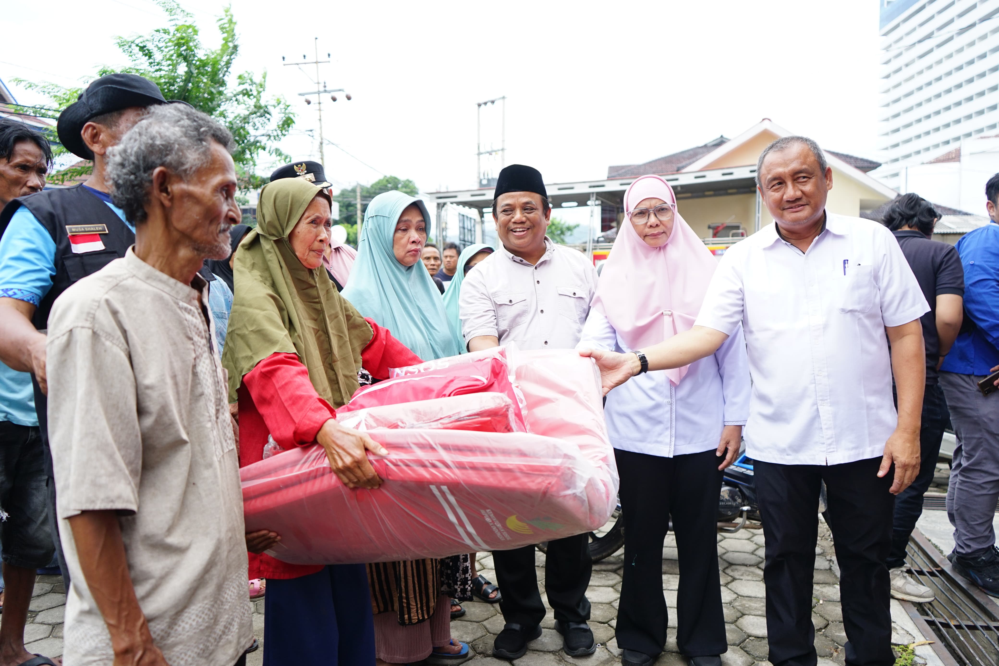 Pemkot Bandar Lampung Kembali Salurkan Bantuan untuk Warga Korban Banjir di TBS dan Panjang