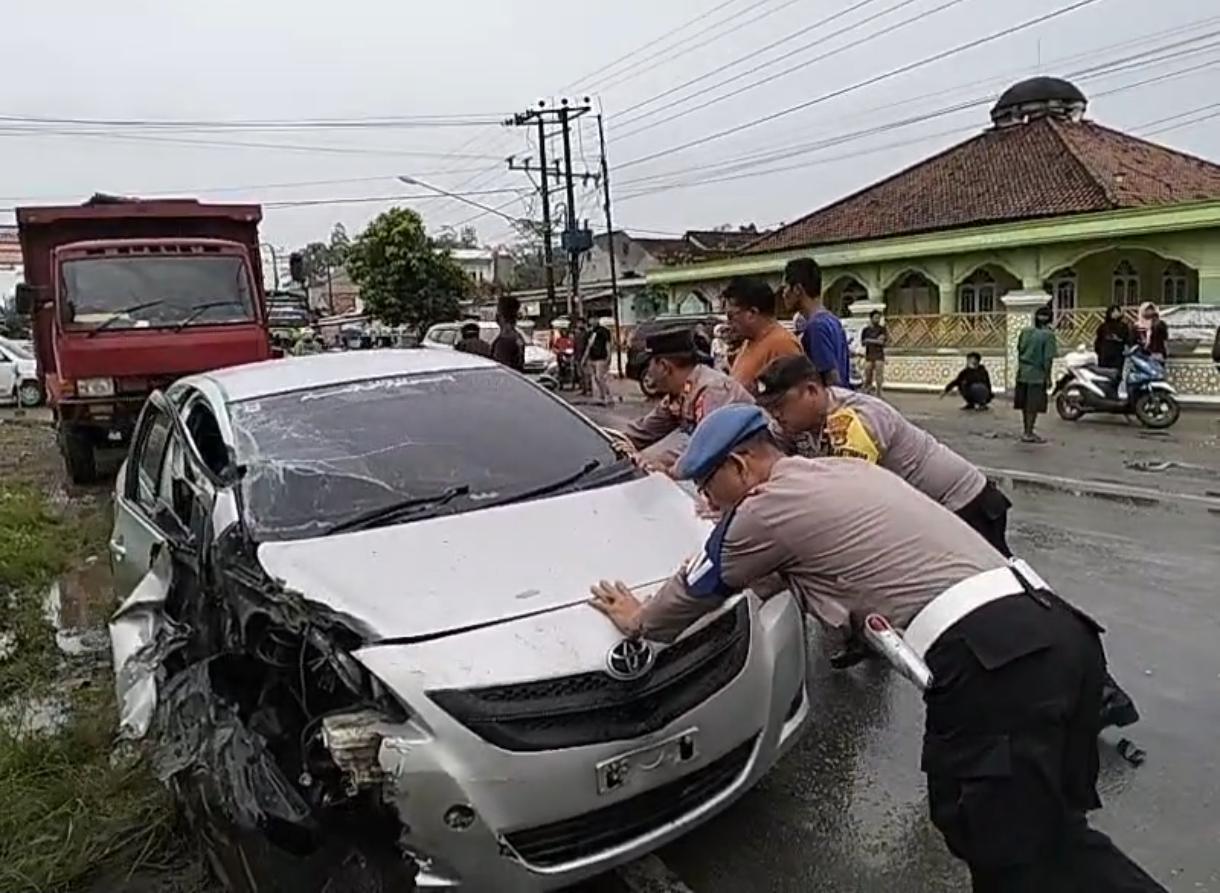 Fuso Tabrak Vios Hingga Ringsek di Jalinsum Blambangan Pagar 
