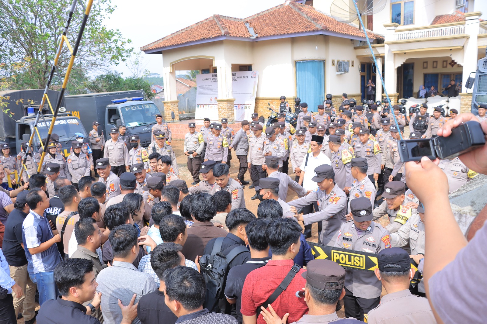Polres Lampung Utara Gelar Simulasi Pengaman Unras di Kantor KPU dan Bawaslu  