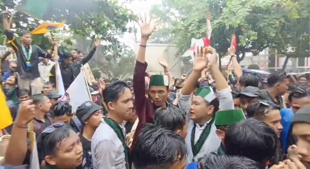 Ribuan Massa Gelar Aksi Demonstrasi di DPRD Metro, Sampaikan 11 Tuntutan