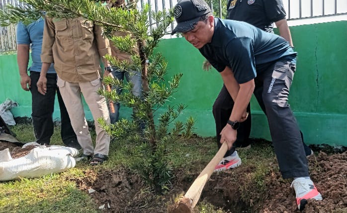 Bupati-Wabup Pringsewu Tanam Pohon Lohansung di Halaman Masjid Pemkab