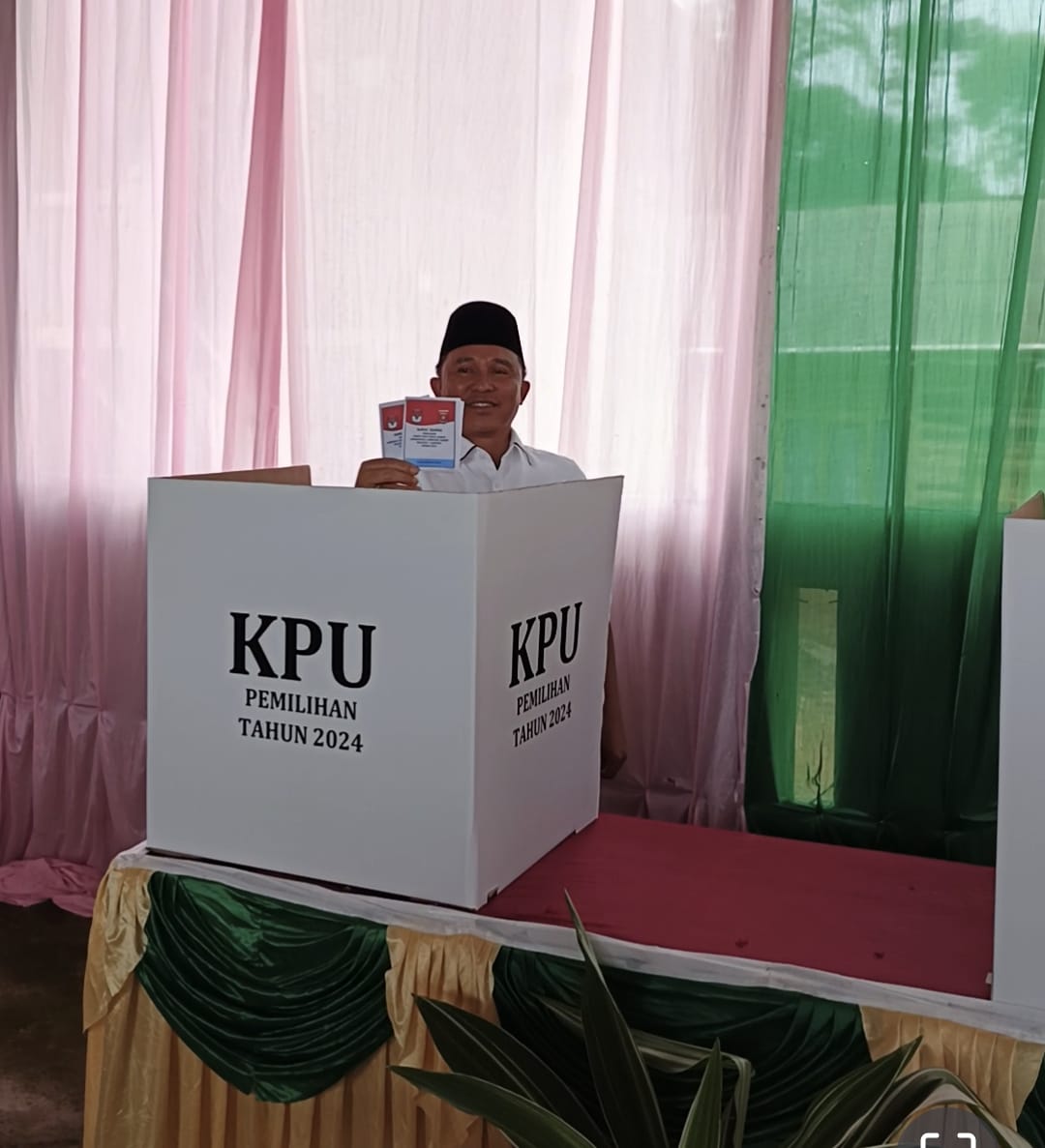 Parosil Mabsus Memberikan Hak Pilihnya di TPS 5 Pekon Purawiwitan, Kecamatan Kebun Tebu