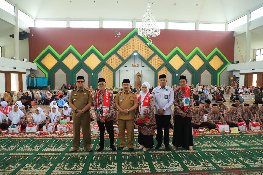 Mad Hasnurin Lepas 53 Jamaah Umroh Asal Lambar, Arrumaisya Jamaah Termuda