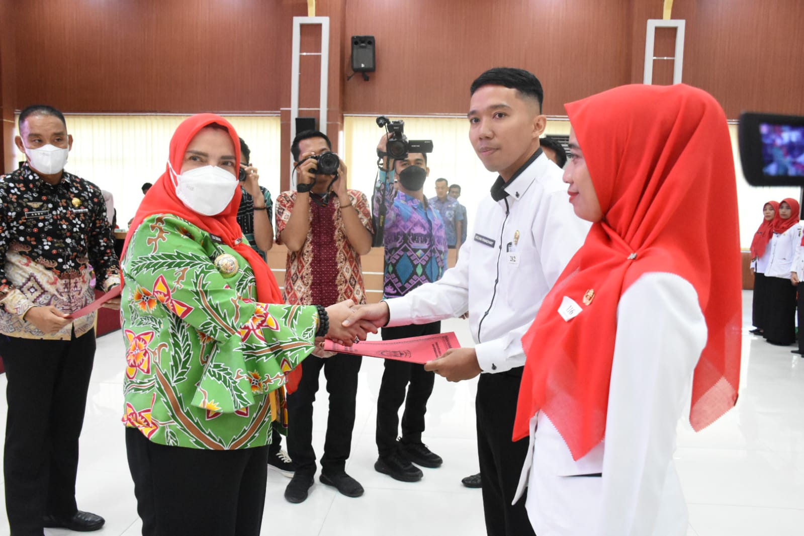 Walikota Eva Serahkan 304 SK PPPK