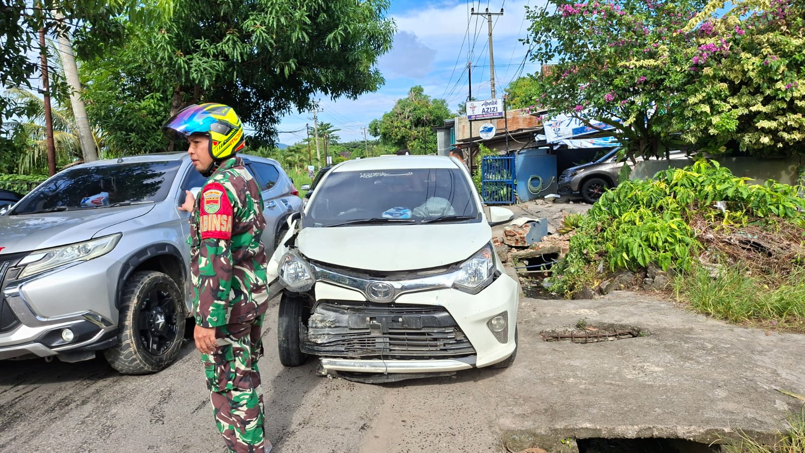 Laka Tunggal, Calya Hantam Pagar Apotek di Telukbetung Timur