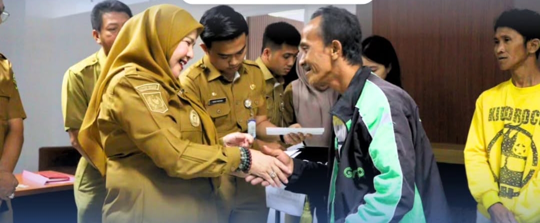 Pemkot Bandar Lampung Salurkan Bansos Rp365 Juta untuk 69 Warga Terdampak Bencana dan Sakit