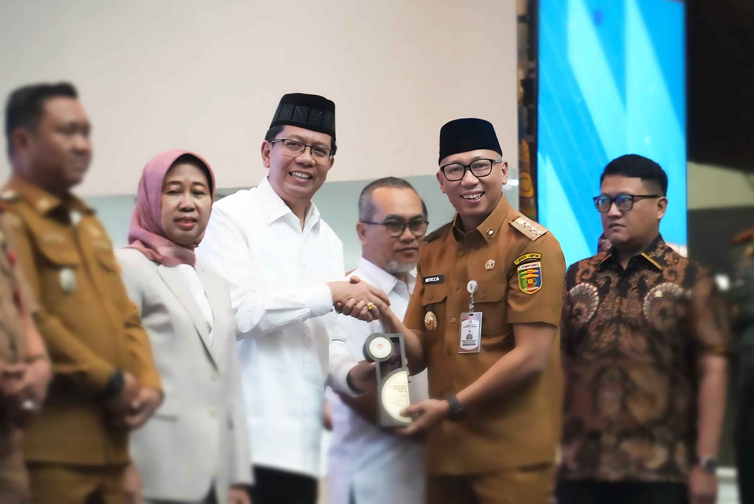 Gubernur Lampung Beri Penghargaan UIN RIL Sebagai Badan Publik Informatif