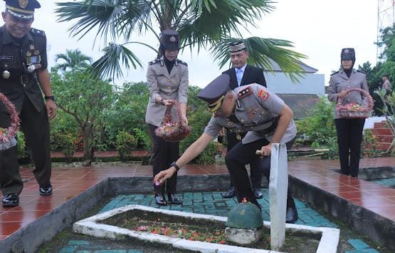 Hari Bhayangkara Ke 79, Polres Kota Metro Tabur Bunga di TMP