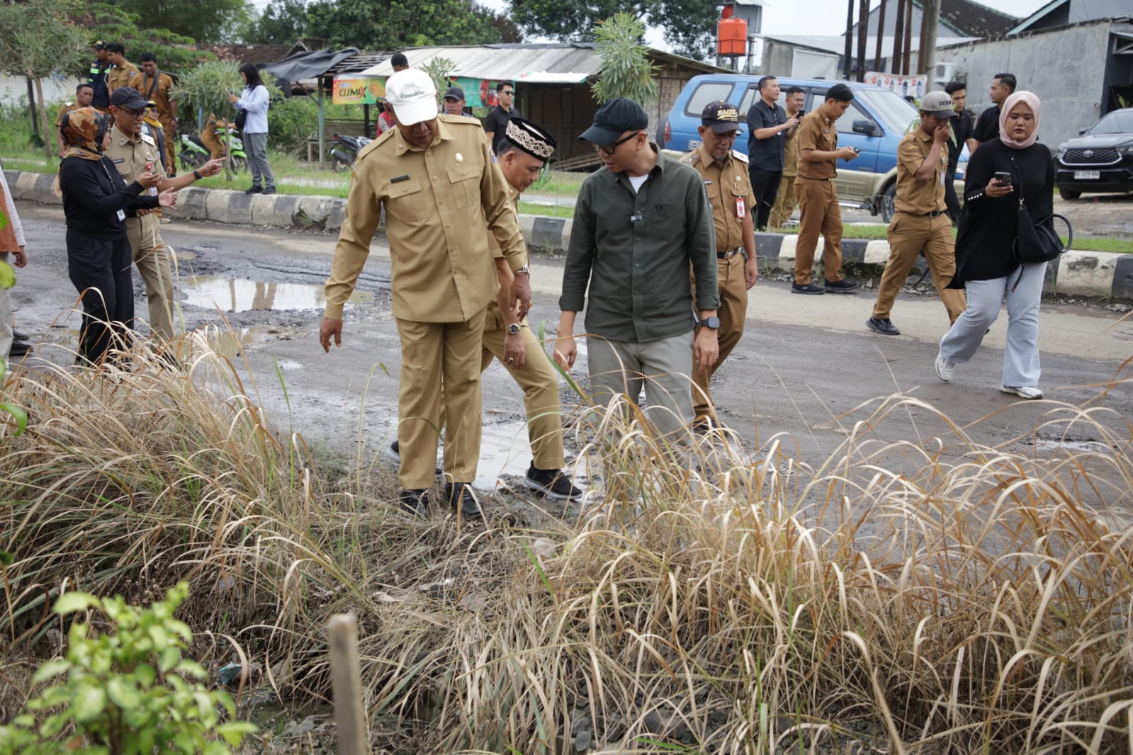 Gubernur Mirza Pantau Langsung Perbaikan Jalan Provinsi di Kota Metro