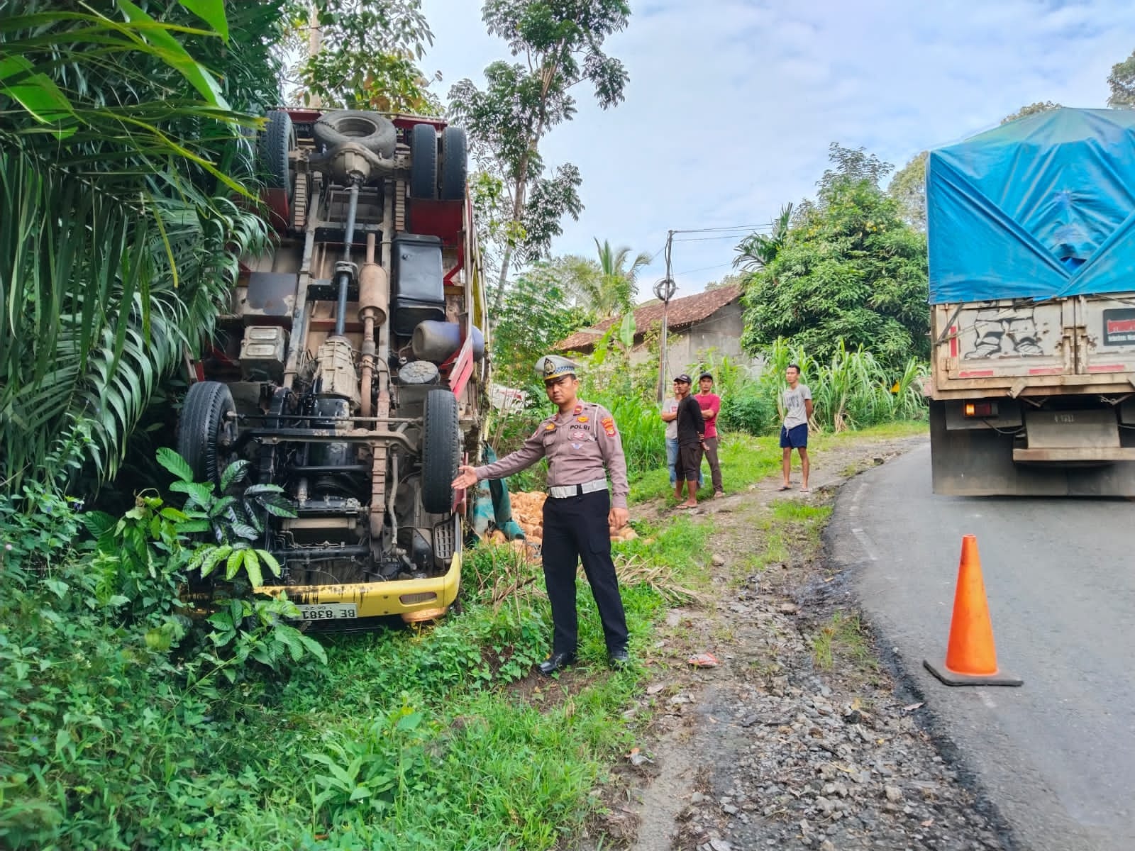 Truk Terguling di Jalinbar Sedayu Tanggamus, 2 Tewas 3 Luka Berat